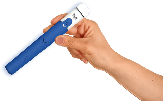 Sostenido entre pulgar e índice, se ve un dispositivo médico para suministro de inyecciones ocupados en enfermedades crónicas y terapias en casa