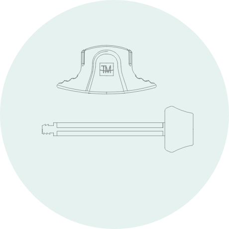 Dos componentes sueltos de una jeringa: un émbolo y aletas de sujeción con logotipo grabado.